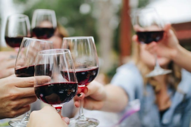 Pessoas brindando com os melhores vinhos